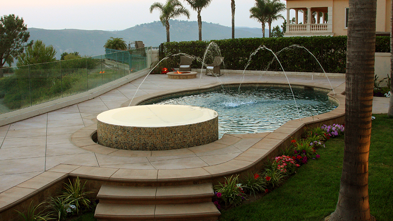 Infinity spa and a playful swimming pool in Laguna Niguel, California.