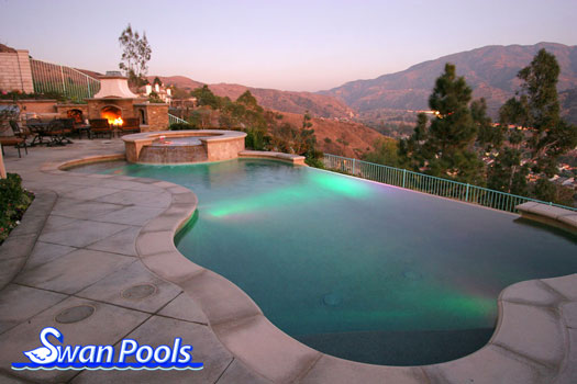 A perfect circle swimming pool and spa for a perfect evening of entertainment.