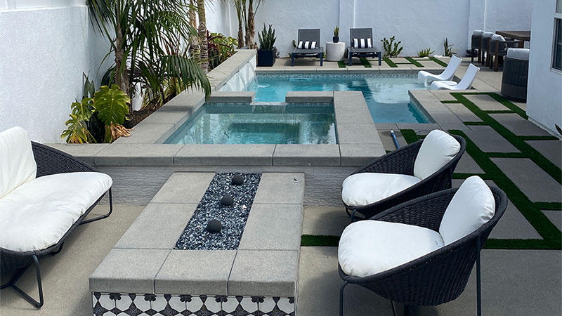 california-small-corner-yard-swimmingpooldesign-firefeature-shelfdesign
