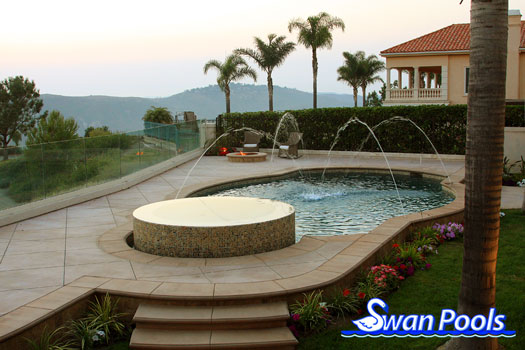 Infinity spa and a playful swimming pool.
