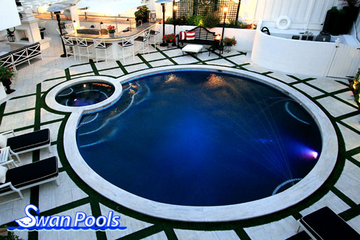 A perfect circle swimming pool and spa for a perfect evening of entertainment.