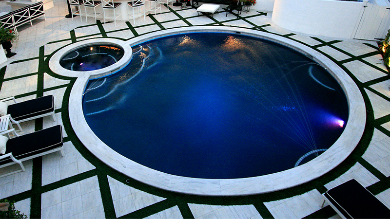 A perfect circle swimming pool and spa for a perfect evening of entertainment.